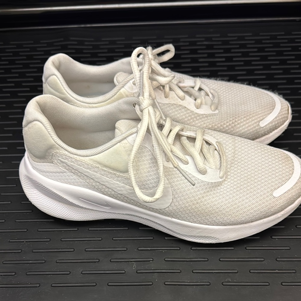 Nike White Athletic Shoes with comfort Midsole size 8.5